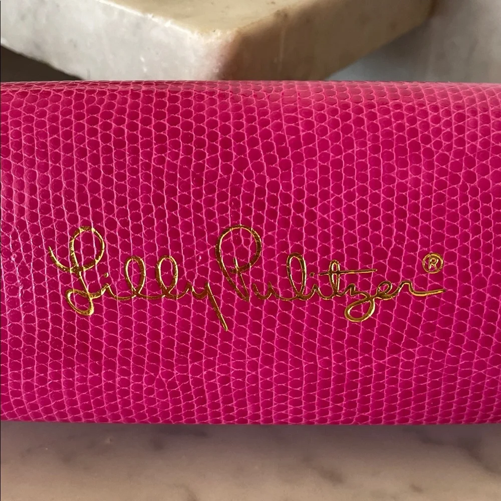 LILLY PULITZER Fuchsia Embossed Hard Eyeglass Clamshell Case